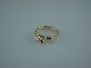 Ein Goldener Ring. Die Front bilden zwei Hände, die einander halten.